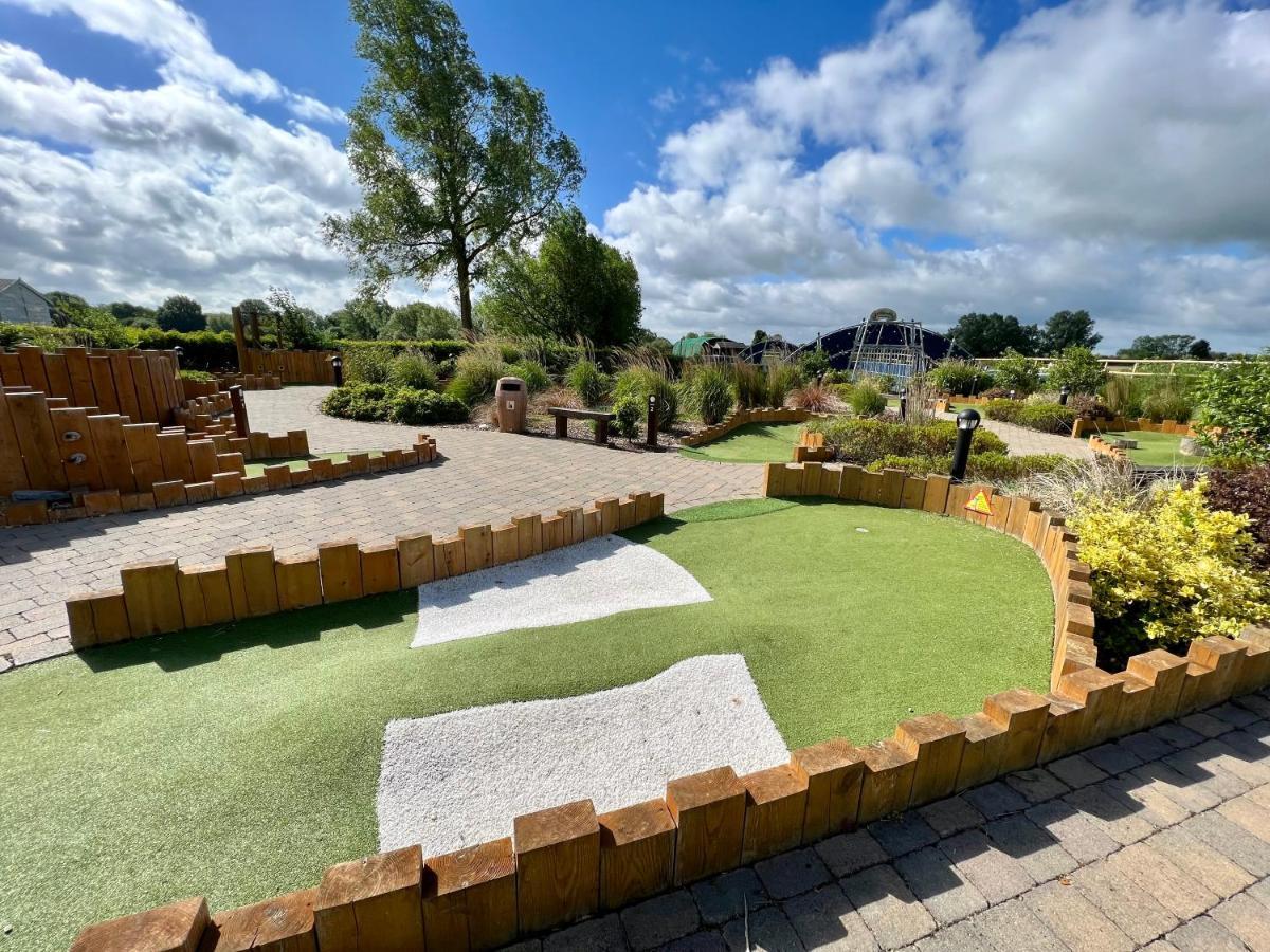 Paws Lodge, Hot Tub, Pet Friendly South Cerney Eksteriør billede