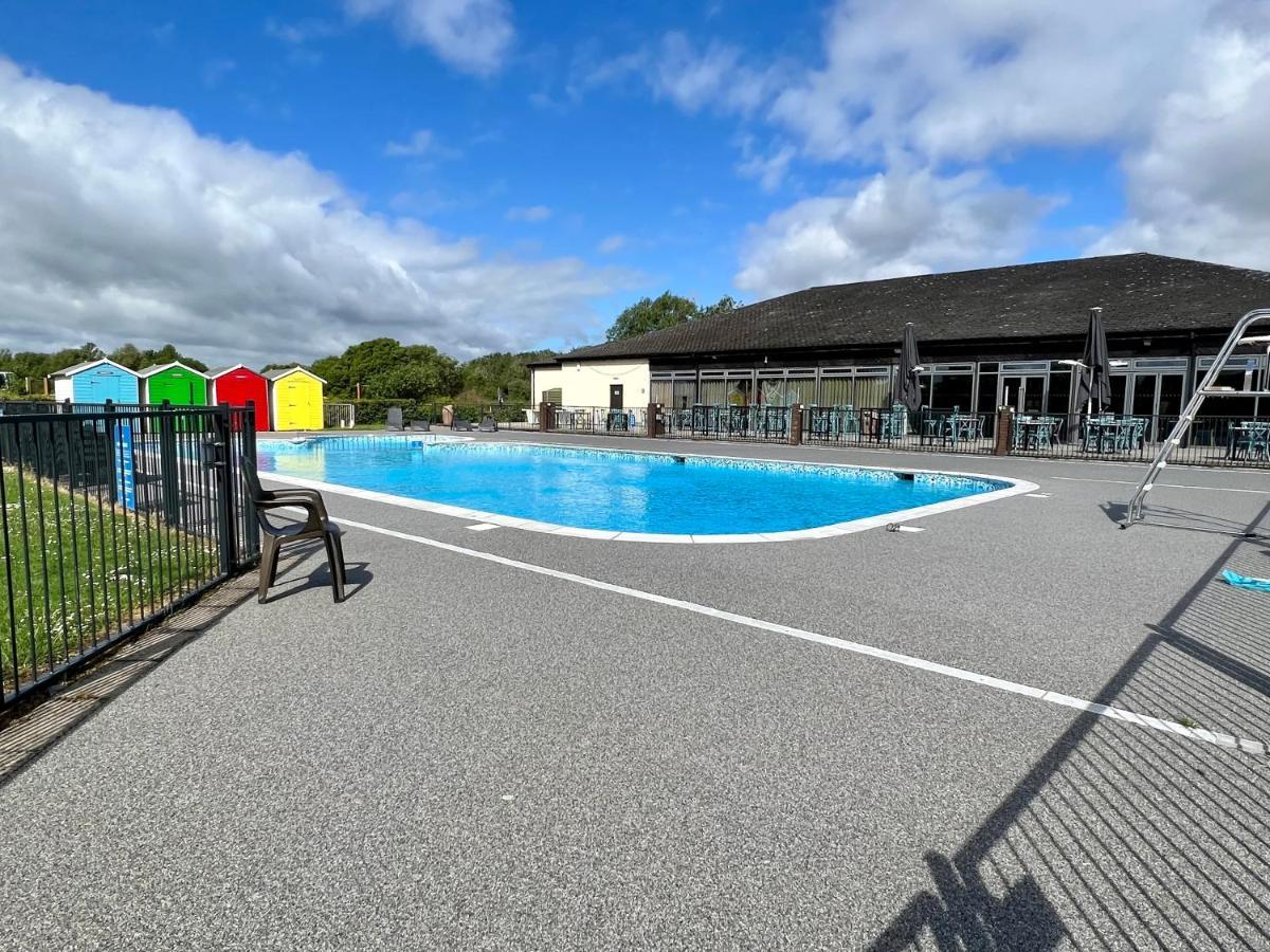 Paws Lodge, Hot Tub, Pet Friendly South Cerney Eksteriør billede