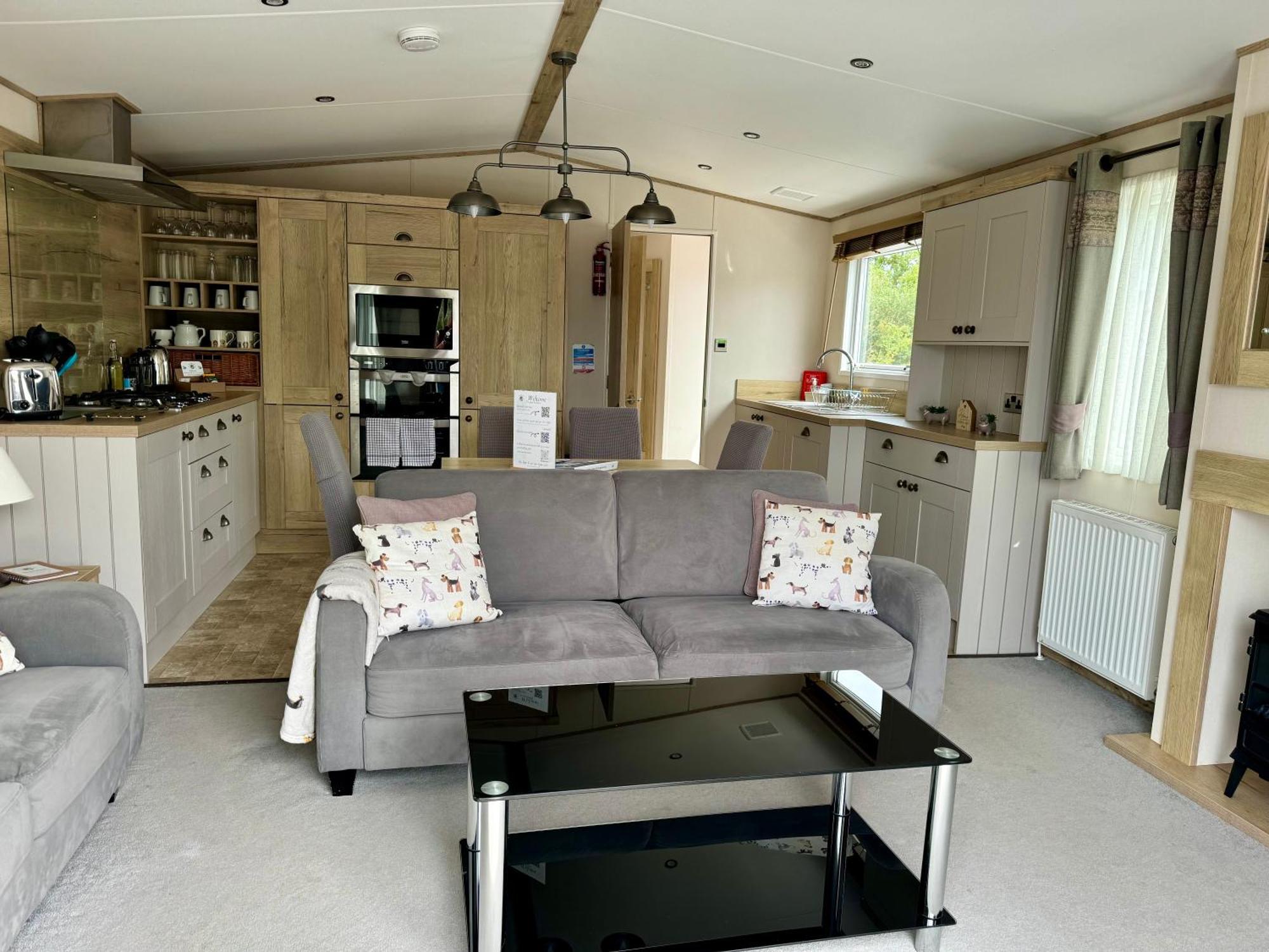 Paws Lodge, Hot Tub, Pet Friendly South Cerney Eksteriør billede