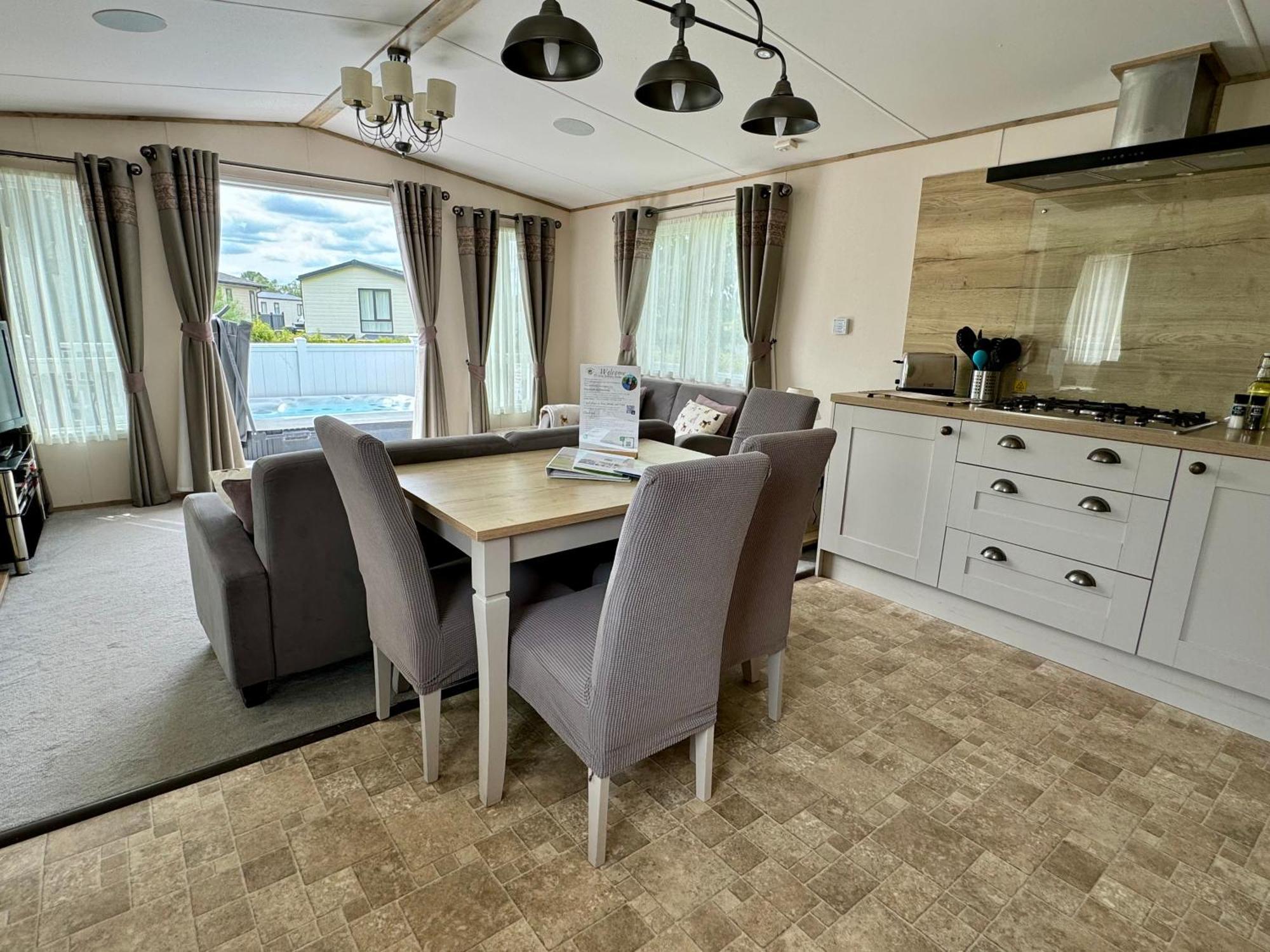 Paws Lodge, Hot Tub, Pet Friendly South Cerney Eksteriør billede