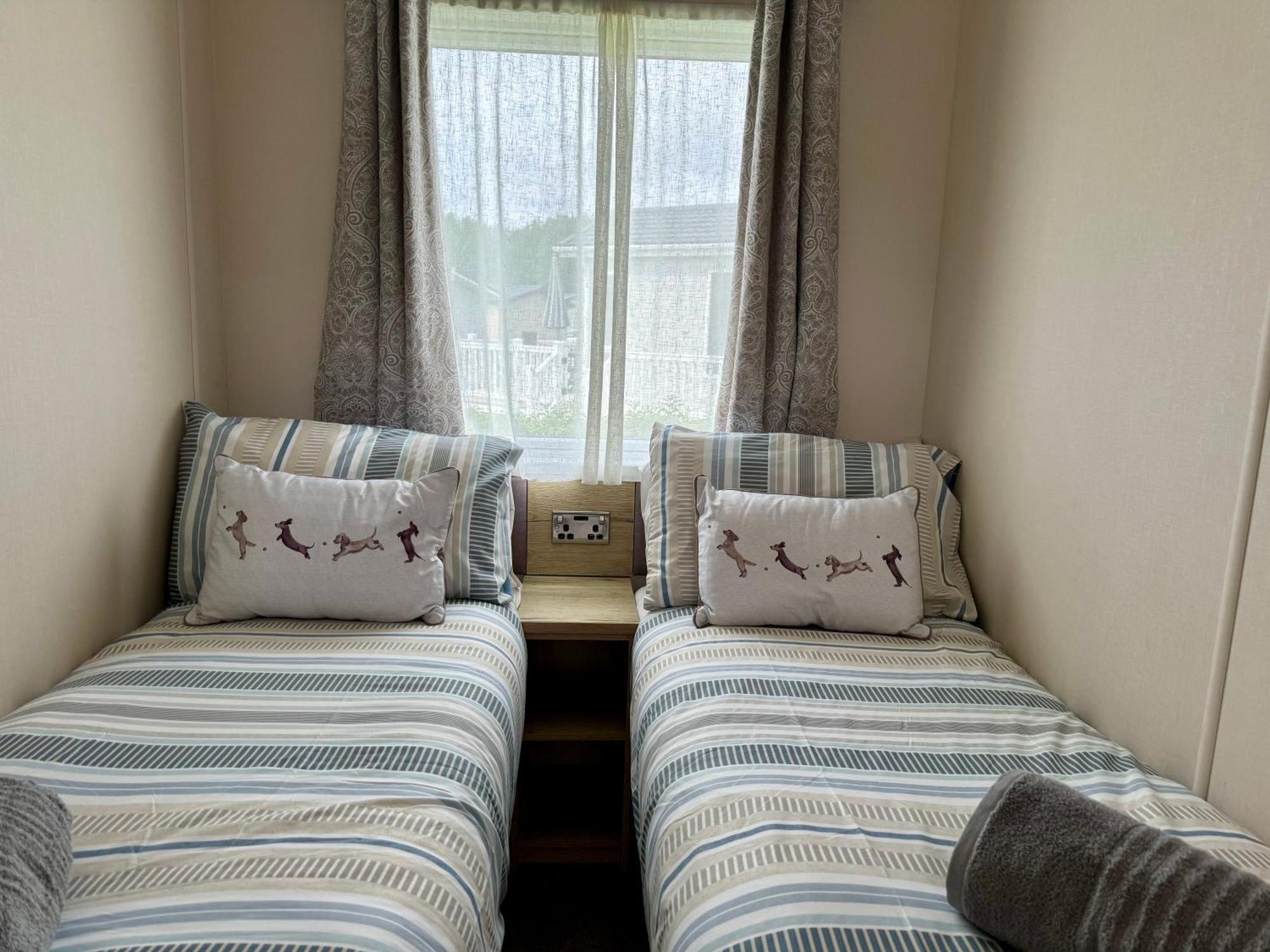 Paws Lodge, Hot Tub, Pet Friendly South Cerney Eksteriør billede